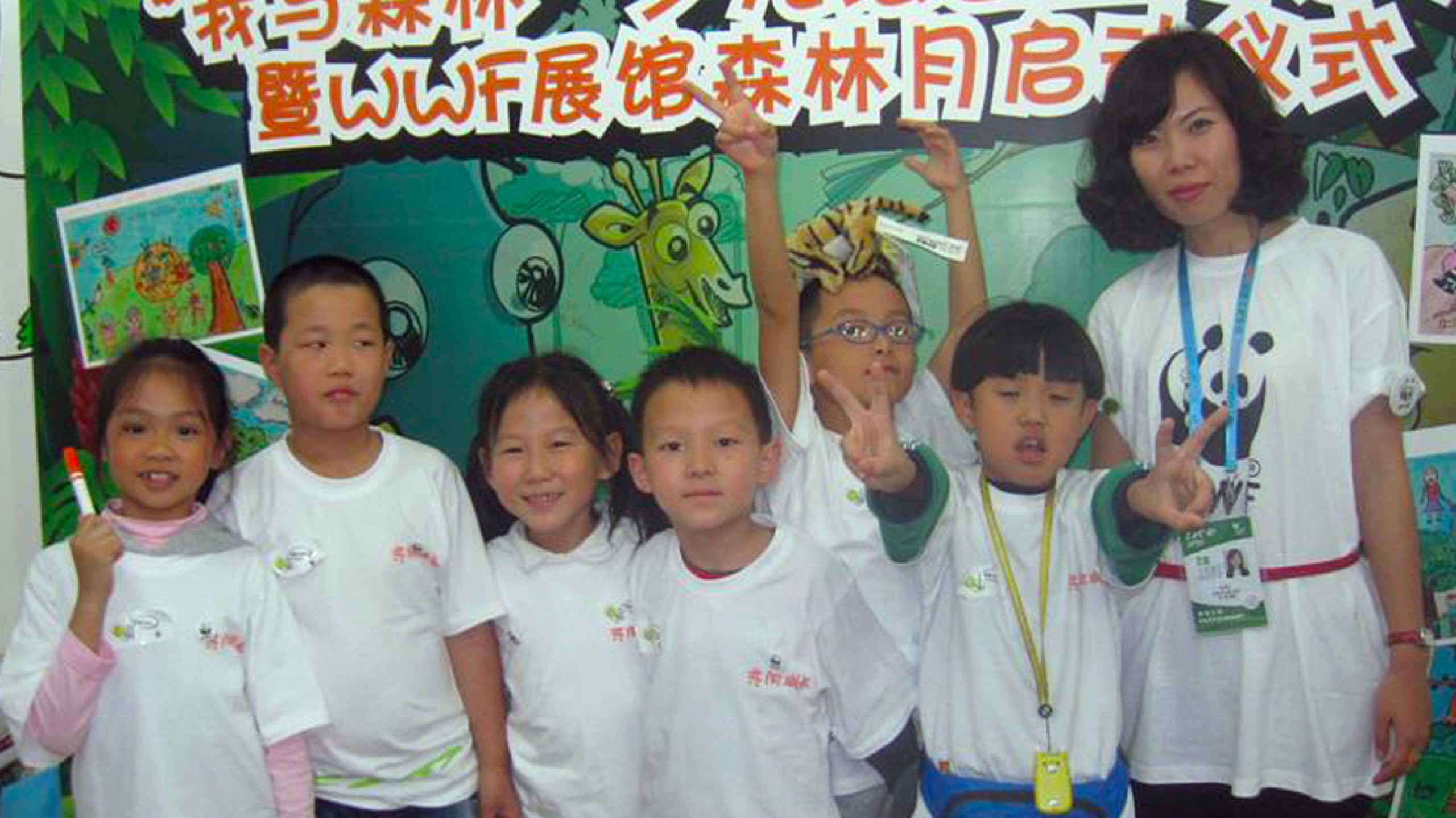 Photo d’un groupe d’enfants et d’un adulte avec des inscriptions en chinois au dos