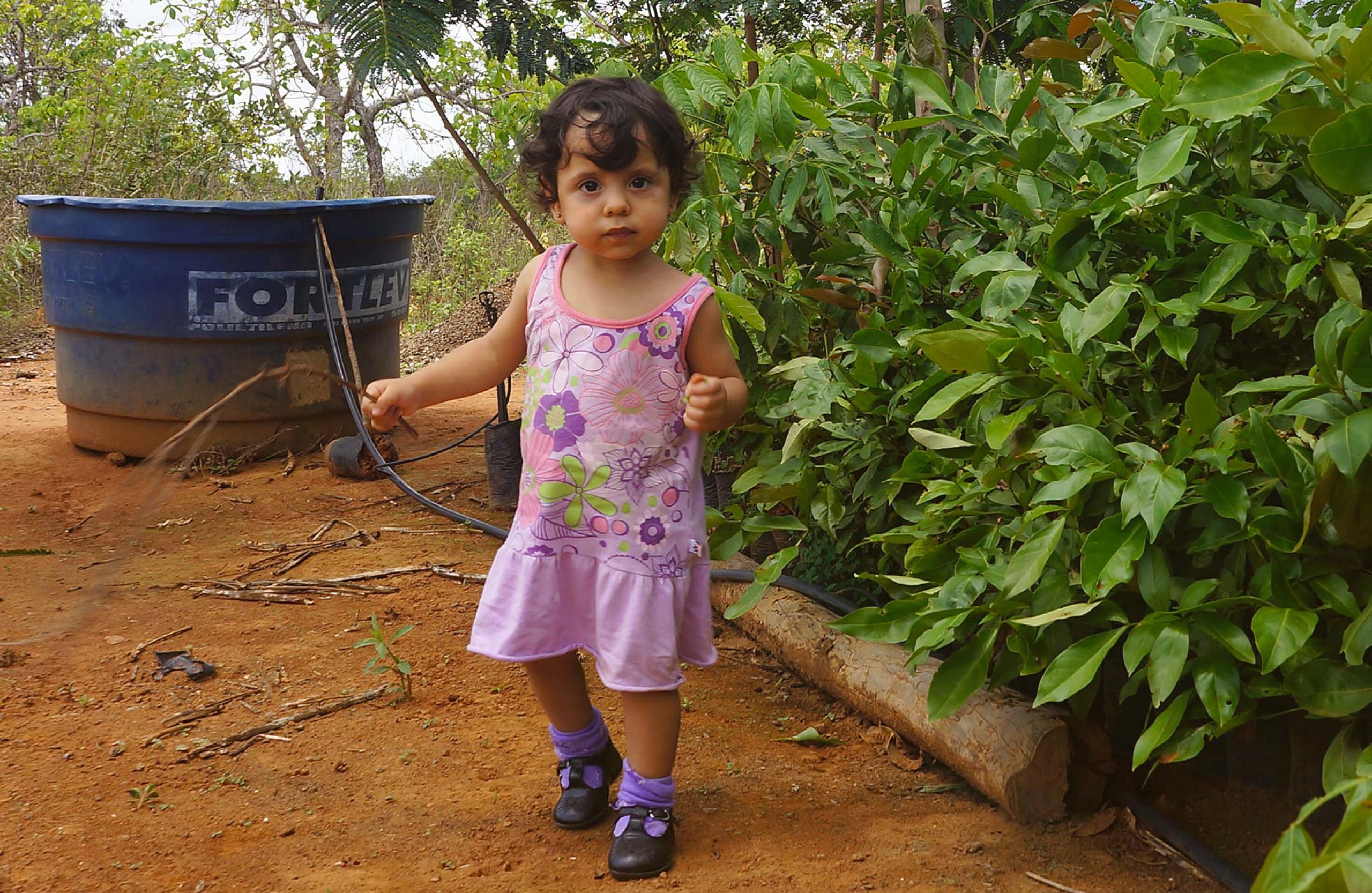 Fillette dans un jardin