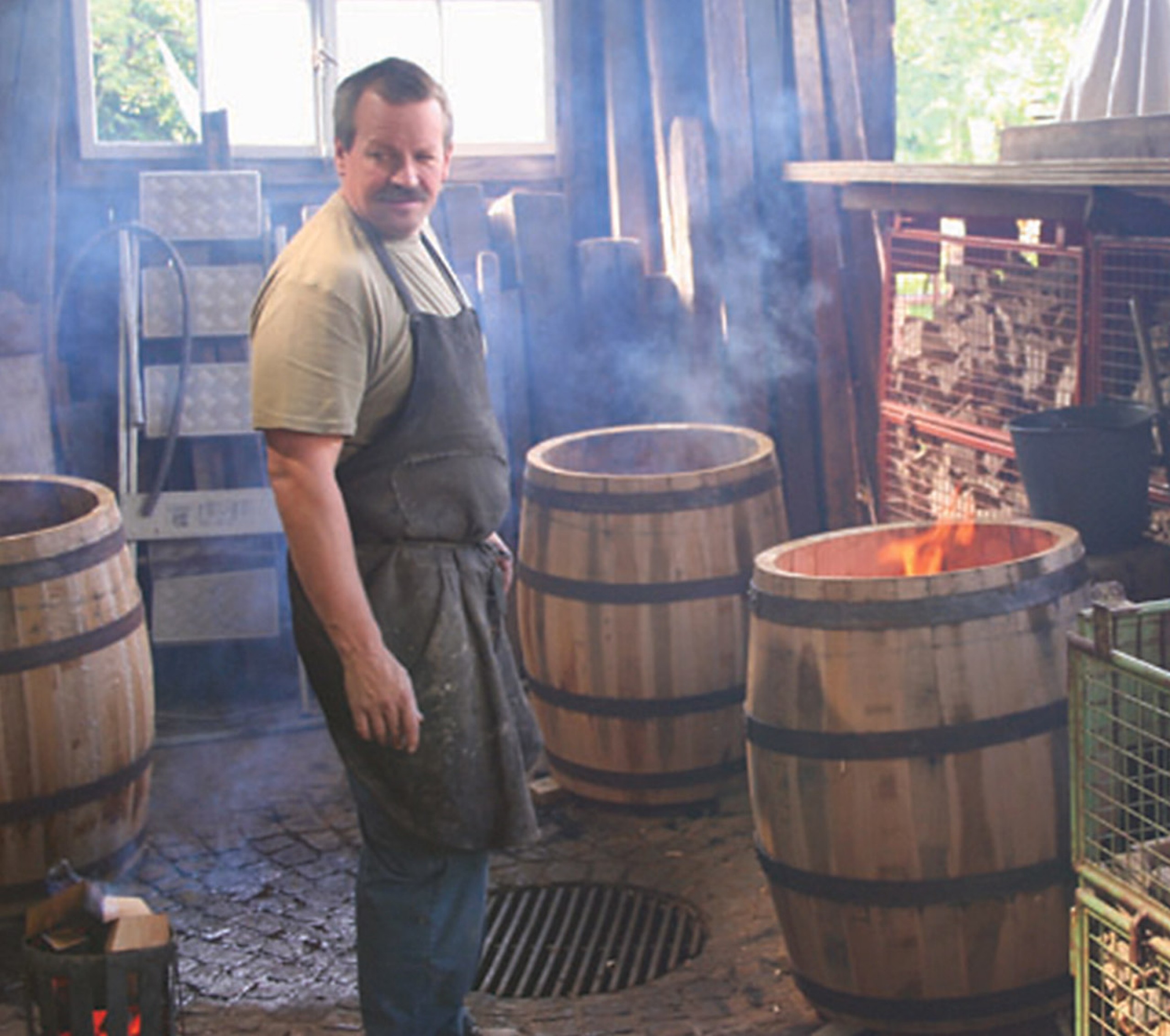 Homme travaillant dans une tonnellerie