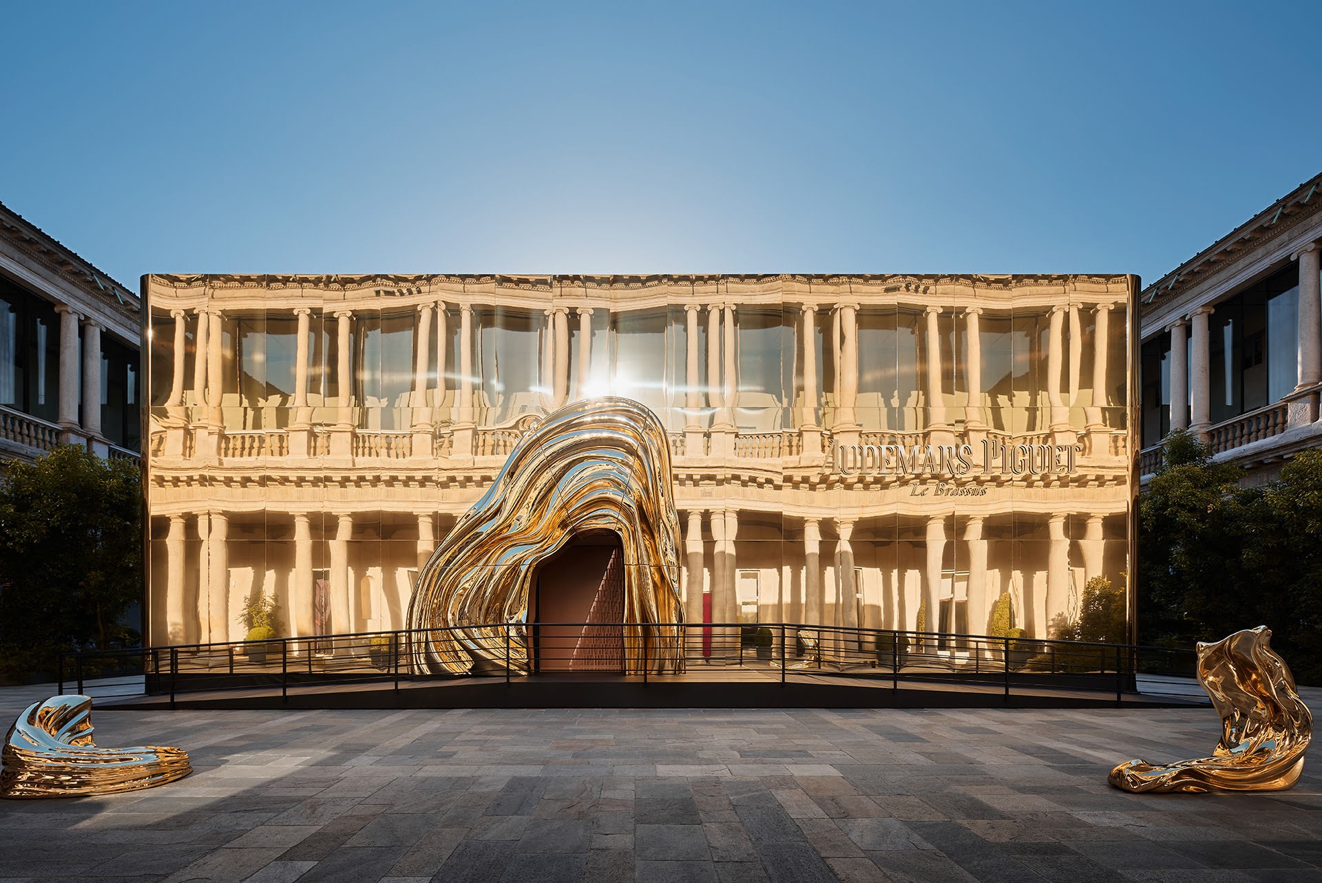 Außenansicht einer Audemars Piguet-Ausstellung.