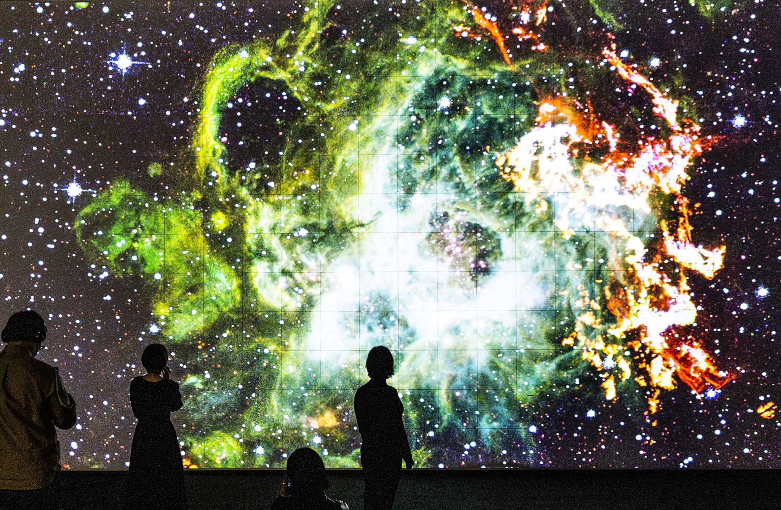 池田亮司的作品《data-verse 2》在巨型螢幕上播放