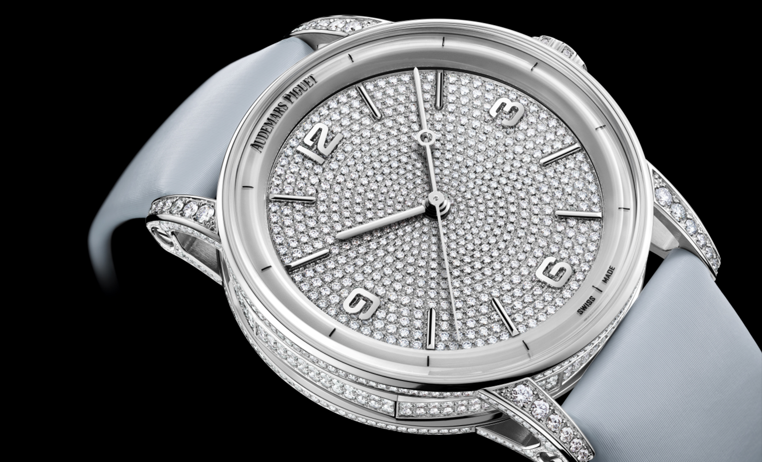 Une Code 11.59 by Audemars Piguet en or gris 18 carats entièrement pavée de 1085 diamants taille brillant.