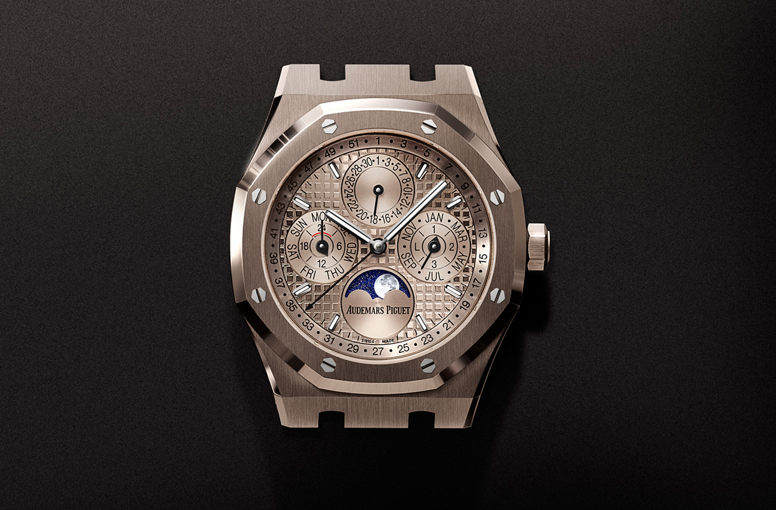 Крупный план циферблата часов Royal Oak
