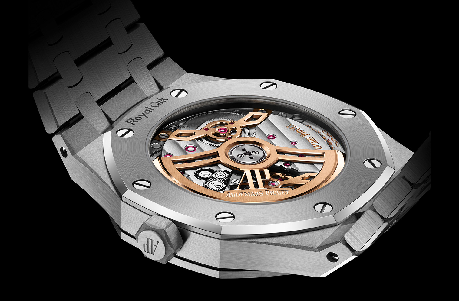 Крупный план задней крышки часов Royal Oak