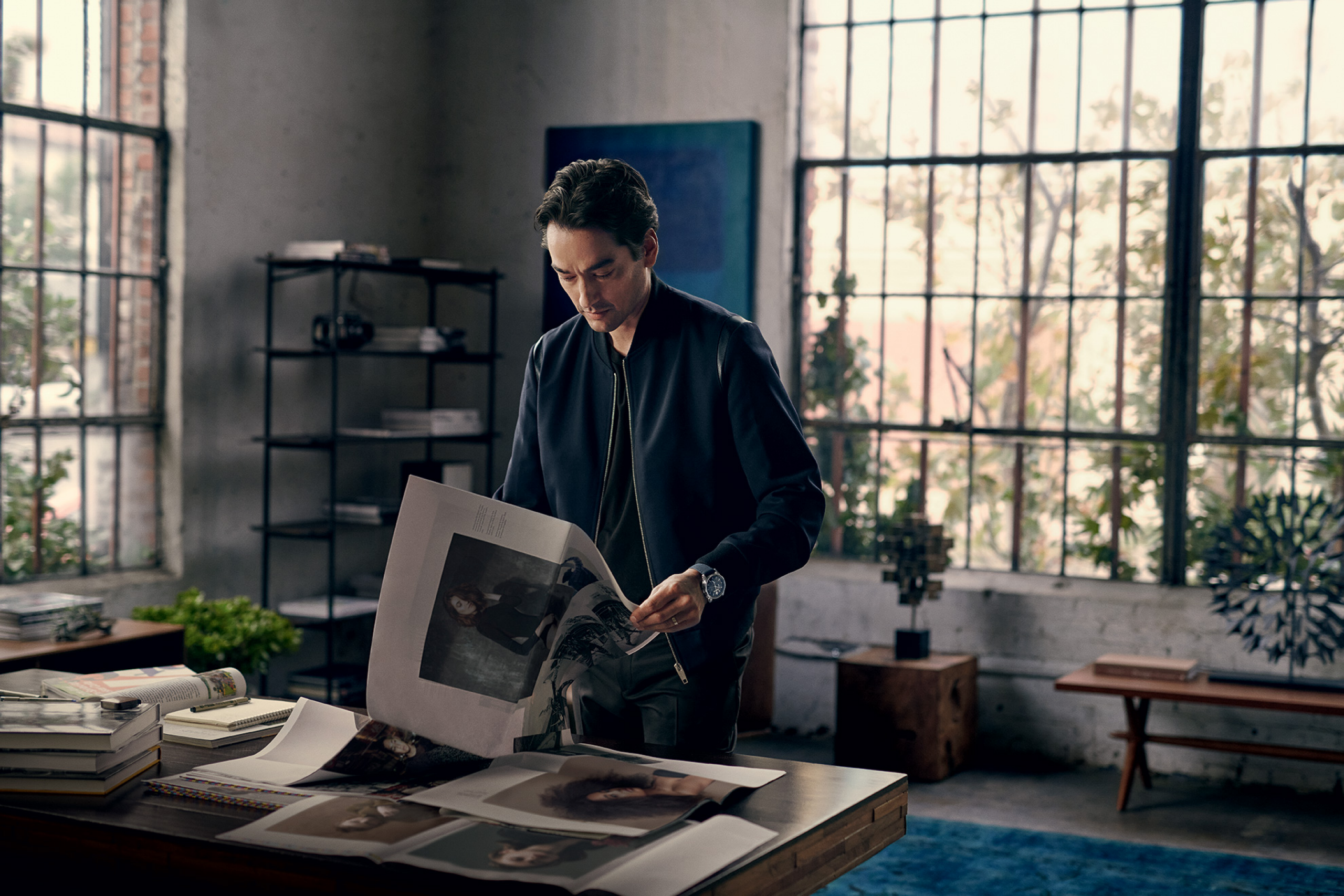 Homme feuilletant des magazines