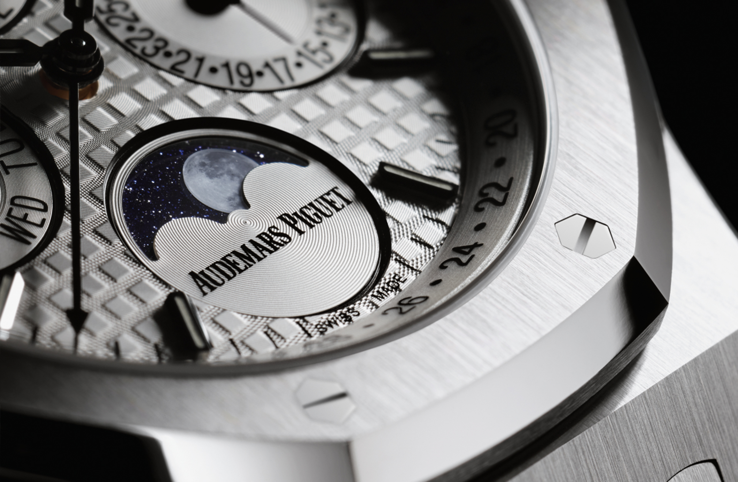 Zoom sur la phase de lune d’une montre à quantième perpétuel