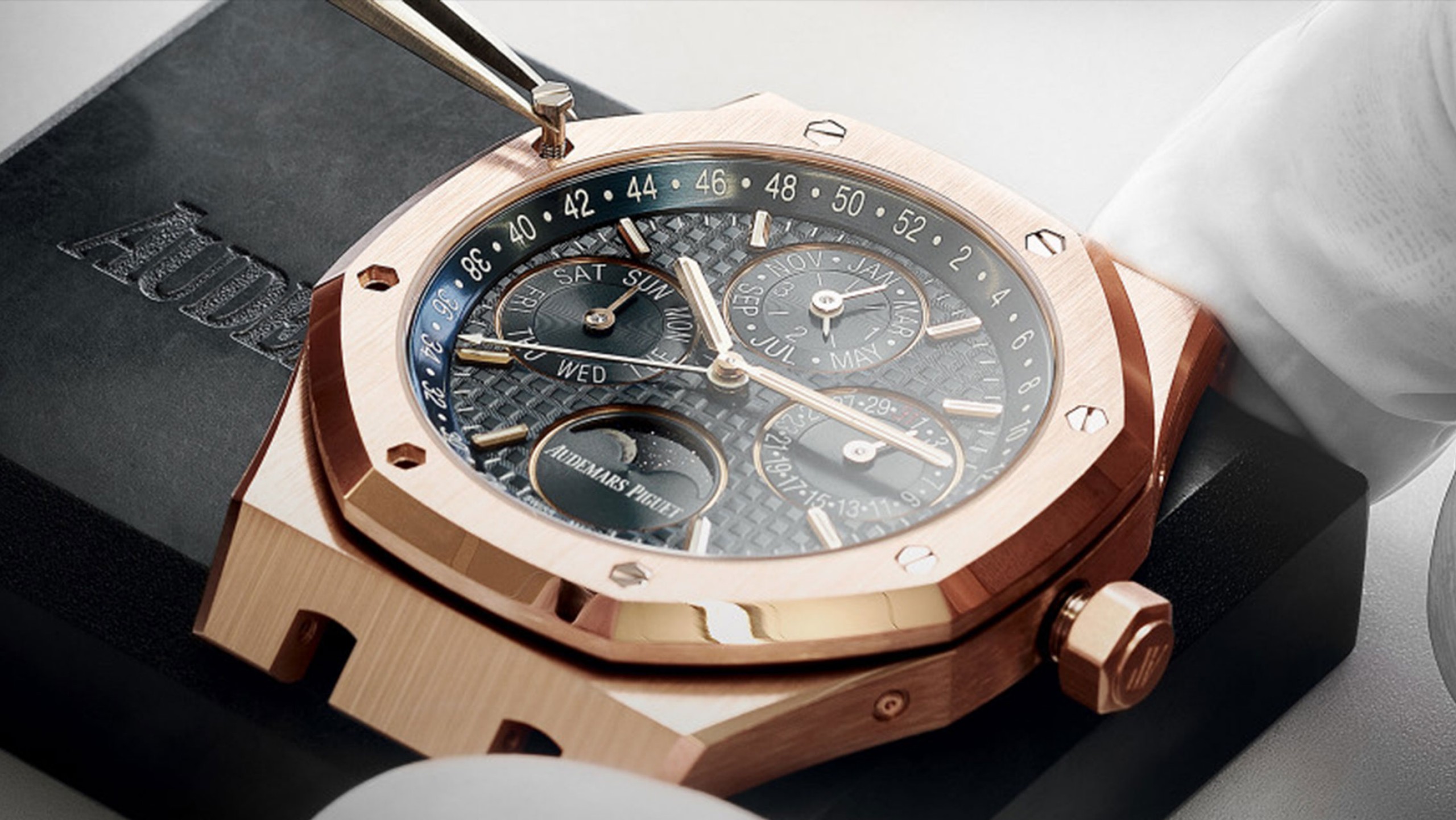 Часовой мастер собирает автоматические часы Royal Oak.
