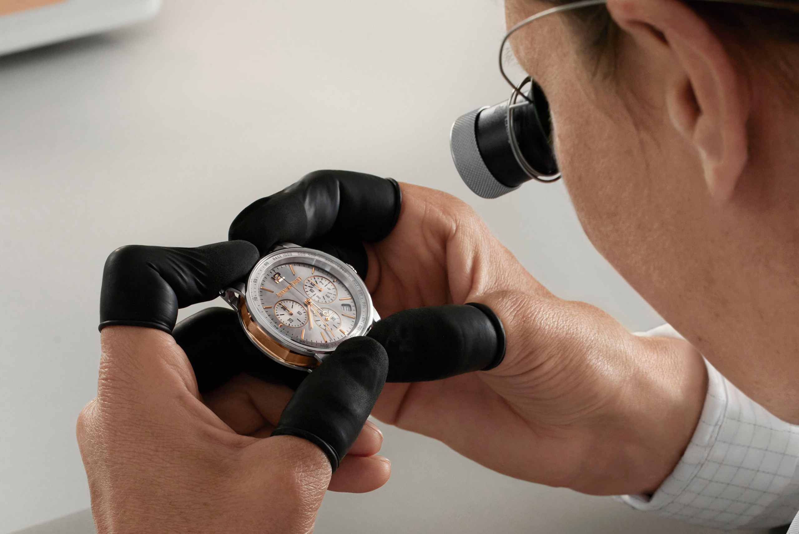 Процесс завода часов Royal Oak.