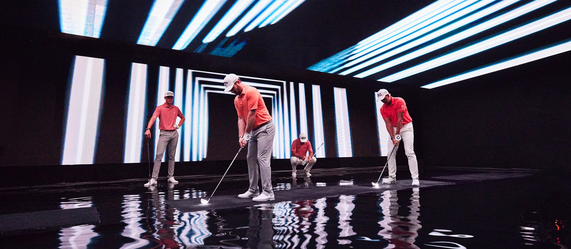 Ambassadeurs de la Marque Audemars Piguet jouant au golf dans un studio.