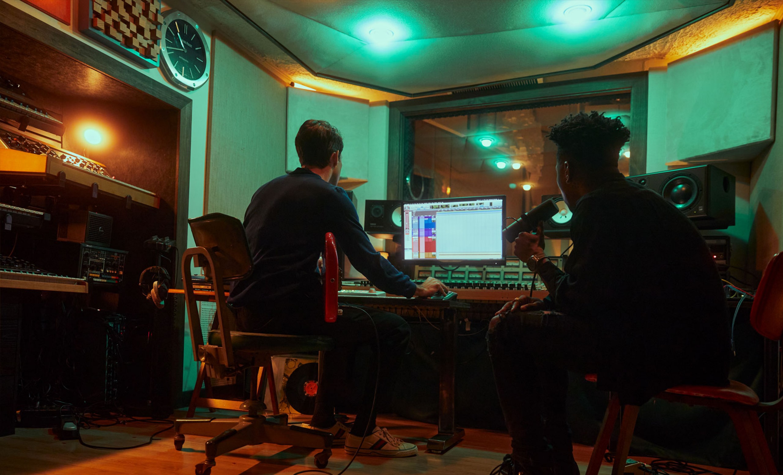 Les artistes Mark Ronson et Lucky Daye de dos dans un studio d’enregistrement
