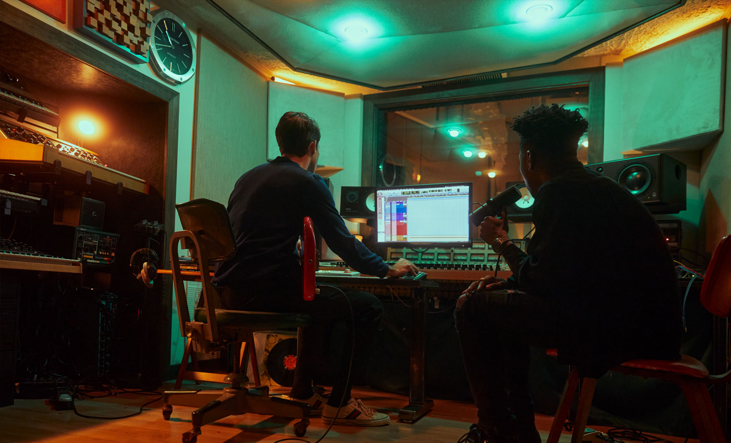 Les artistes Mark Ronson et Lucky Daye de dos dans un studio d’enregistrement