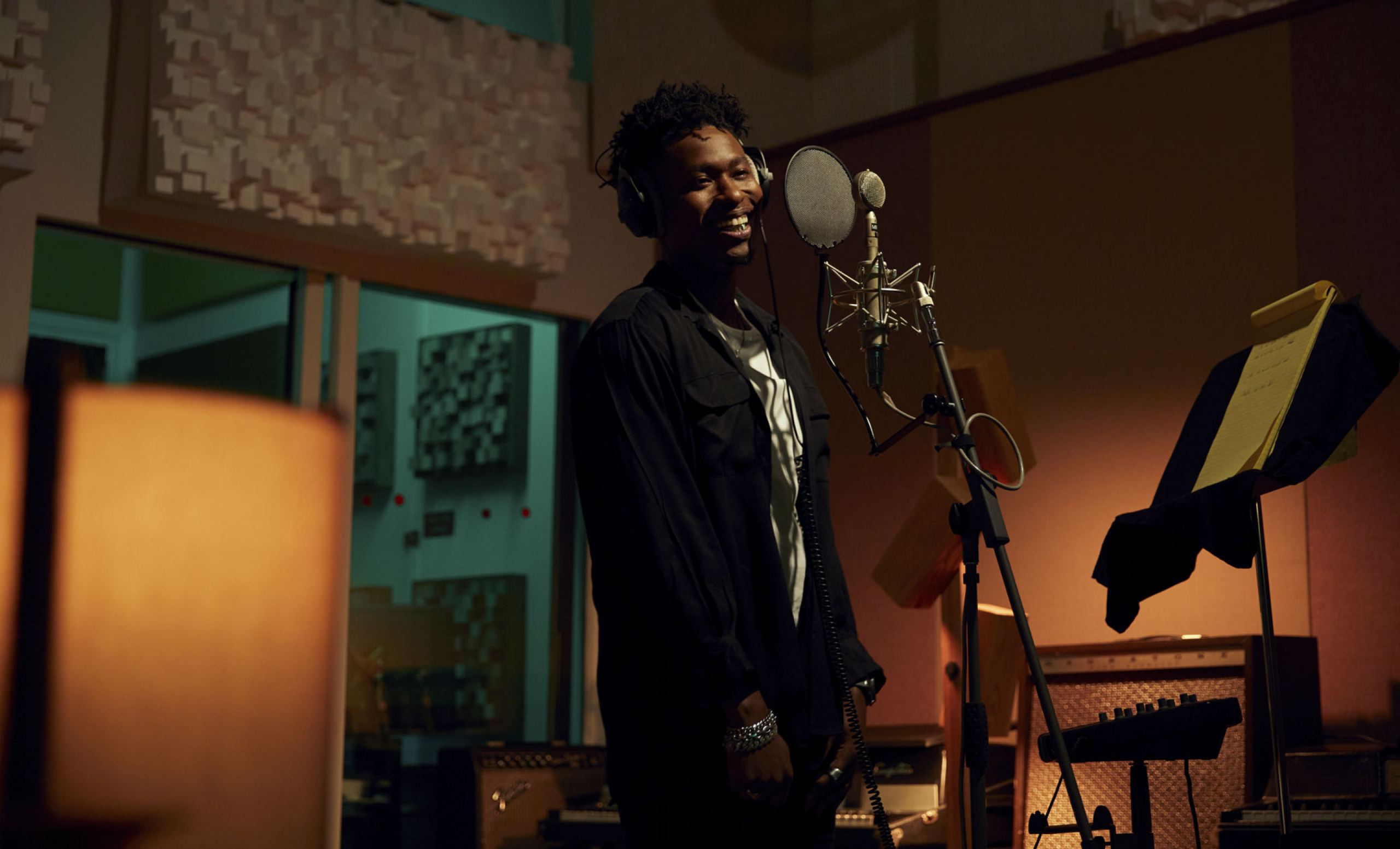 Lucky Daye chante en studio d’enregistrement