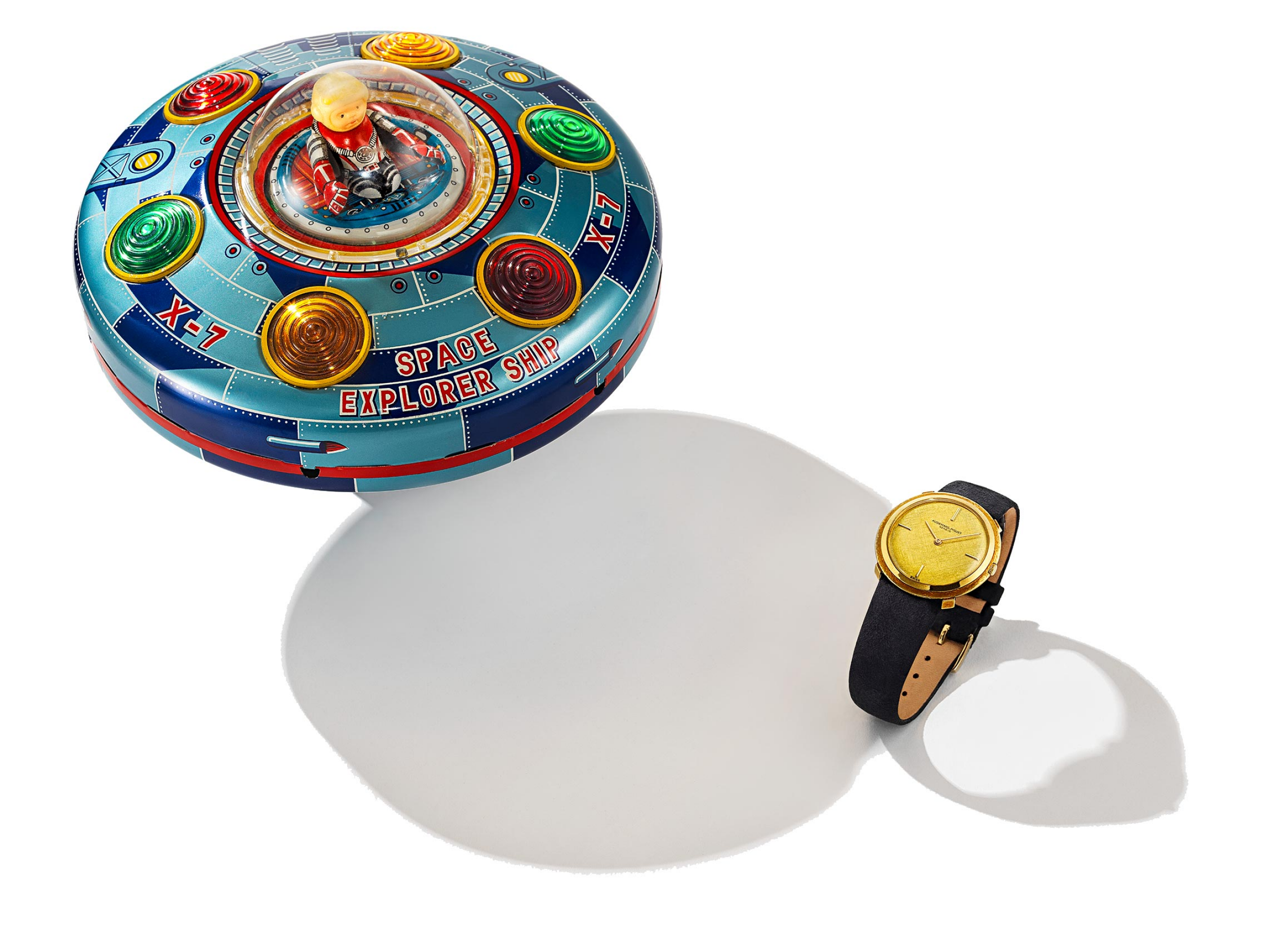 Fliegende Untertasse des Typs „Space Explorer Ship X7“ aus Weißblech und Zeitmesser von Audemars Piguet aus dem Jahr 1963