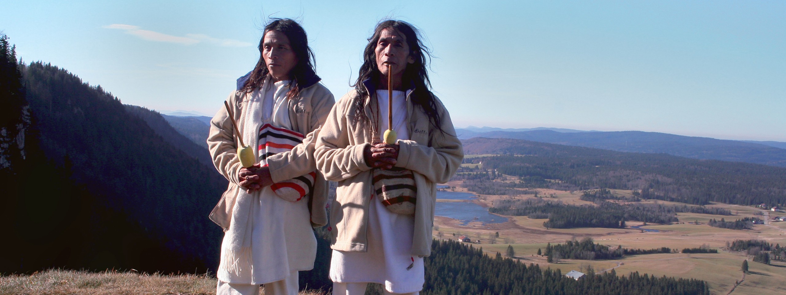 Deux hommes en tenue traditionnelle Kogi en Colombie.